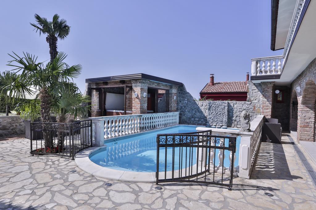 Casa Oasa -Accommodation , Pizzeria & Bar Marezige Exterior photo
